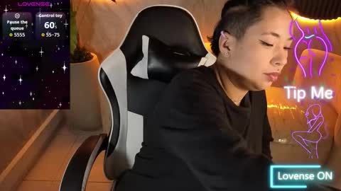 Holly  online show from November 20, 2025, 1:11 pm