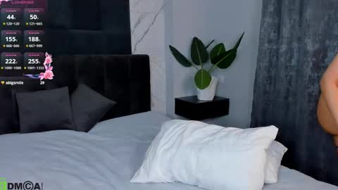 Snapshot of hollyray_ chatting on November 30, 2025, 1:20 am Holly online show from November 30, 2025, 1:20 am