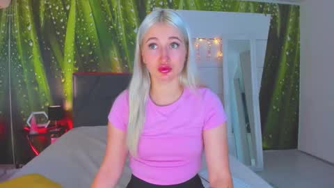 HollyTaillor online show from October 6, 2025, 5:27 am