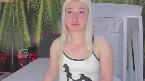 Snapshot of hollytaillor chatting on April 19, 2026, 5:29 am HollyTaillor online show from April 19, 2026, 5:29 am