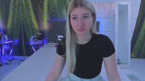 Snapshot of hollytaillor chatting on June 7, 2026, 5:11 am HollyTaillor online show from June 7, 2026, 5:11 am