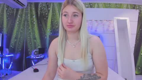 Snapshot of hollytaillor chatting on July 5, 2026, 5:36 am HollyTaillor online show from July 5, 2026, 5:36 am