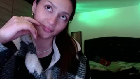 Snapshot of holy_julii chatting on June 10, 2026, 3:39 am holy_julii online show from June 10, 2026, 3:39 am