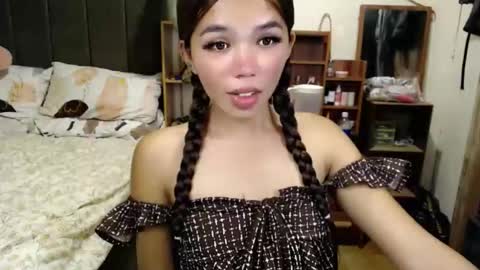 holy_molly1 online show from May 5, 2026, 1:24 am