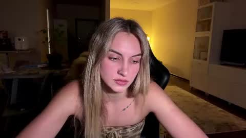 Snapshot of holyfrey chatting on July 6, 2026, 7:27 pm Amina online show from July 6, 2026, 7:27 pm