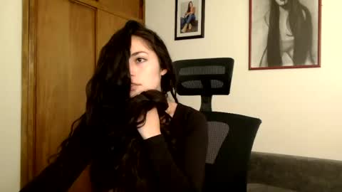 Snapshot of honey_aynur chatting on June 12, 2026, 6:18 pm Honey Aynu online show from June 12, 2026, 6:18 pm