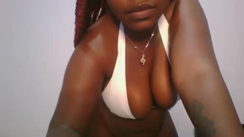 honey_beb online show from October 5, 2025, 6:01 am