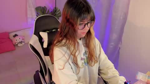 Snapshot of honey_m0on chatting on April 28, 2026, 6:57 pm Milenka online show from April 28, 2026, 6:57 pm