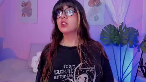 Snapshot of honey_m0on chatting on June 18, 2026, 6:45 pm Milenka online show from June 18, 2026, 6:45 pm