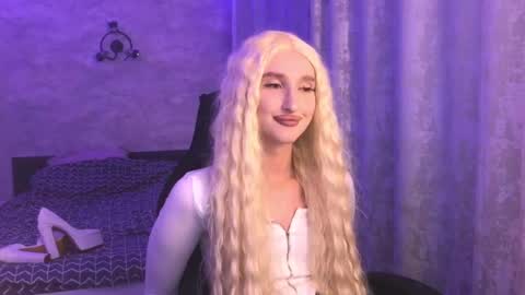 honey_sunset online show from September 9, 2025, 4:28 pm