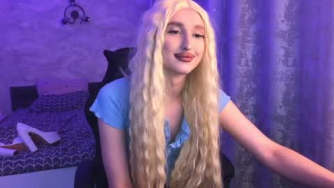 honey_sunset online show from September 12, 2025, 5:46 pm