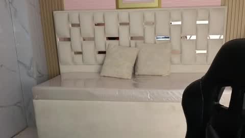 HONEY  online show from April 22, 2026, 3:20 am