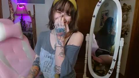 Snapshot of honeybeexo333 chatting on January 28, 2025, 8:47 pm Honey Bee online show from January 28, 2025, 8:47 pm