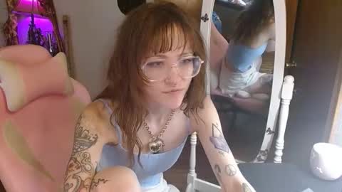 Honey Bee online show from November 17, 2025, 6:46 pm