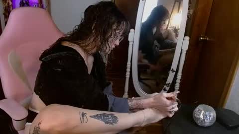 Honey Bee online show from November 19, 2025, 5:24 pm