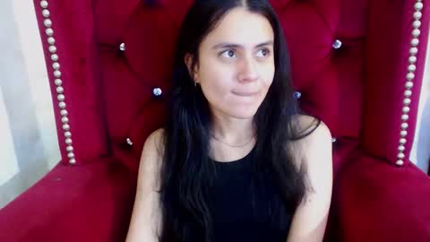 Snapshot of honeybuu_ chatting on November 21, 2025, 2:27 pm Emily online show from November 21, 2025, 2:27 pm