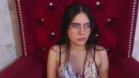 Snapshot of honeybuu_ chatting on November 28, 2025, 1:25 pm Emily online show from November 28, 2025, 1:25 pm