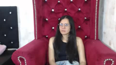 Snapshot of honeybuu_ chatting on December 15, 2025, 3:27 pm Emily online show from December 15, 2025, 3:27 pm