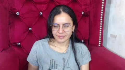 Snapshot of honeybuu_ chatting on December 18, 2025, 2:45 pm Emily online show from December 18, 2025, 2:45 pm