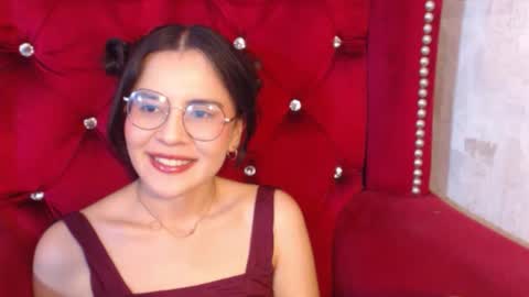 Snapshot of honeybuu_ chatting on December 19, 2025, 3:19 pm Emily online show from December 19, 2025, 3:19 pm