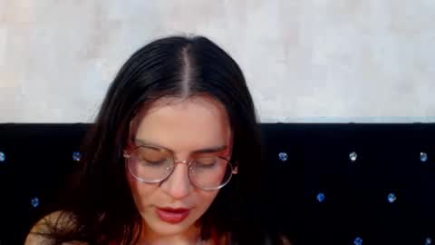 Snapshot of honeybuu_ chatting on December 21, 2025, 3:30 pm Emily online show from December 21, 2025, 3:30 pm