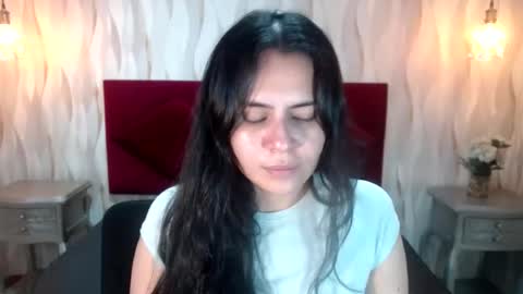 Snapshot of honeybuu_ chatting on July 27, 2026, 2:13 pm Emily online show from July 27, 2026, 2:13 pm