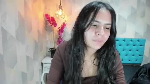 Snapshot of honeybuu_ chatting on July 28, 2026, 6:20 pm Emily online show from July 28, 2026, 6:20 pm