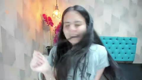 Snapshot of honeybuu_ chatting on July 28, 2026, 7:39 pm Emily online show from July 28, 2026, 7:39 pm