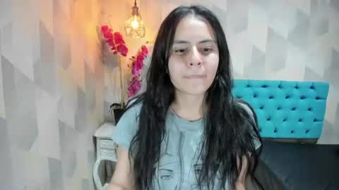 Snapshot of honeybuu_ chatting on July 28, 2026, 8:52 pm Emily online show from July 28, 2026, 8:52 pm