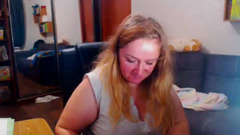Snapshot of honeydewmolly chatting on November 19, 2025, 7:25 pm HoneydewMolly online show from November 19, 2025, 7:25 pm