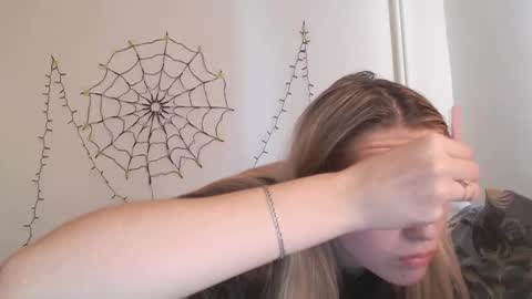 honeyveil online show from November 19, 2025, 1:11 pm