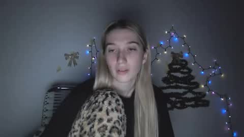 honeyveil online show from January 5, 2026, 5:27 pm