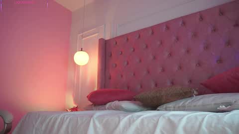 Honey Moon  Help me to reach 100 thumbs up online show from April 5, 2026, 7:22 pm