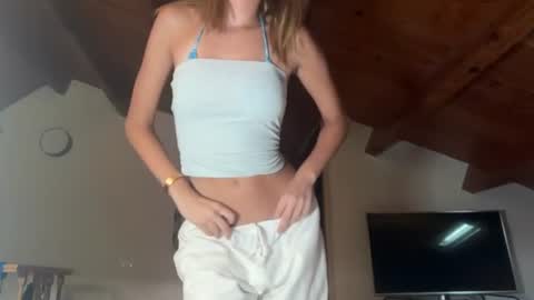 Snapshot of honeyyy95 chatting on July 16, 2026, 5:13 am Honey online show from July 16, 2026, 5:13 am