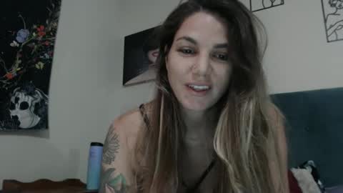 HoodHippy online show from October 26, 2025, 5:02 am