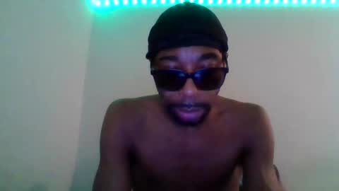 Snapshot of hoodlatelatenightshow chatting on January 7, 2025, 8:13 am blackhoodcouple online show from January 7, 2025, 8:13 am