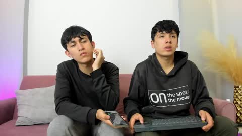 hoot_booys_ online show from April 1, 2026, 8:39 pm