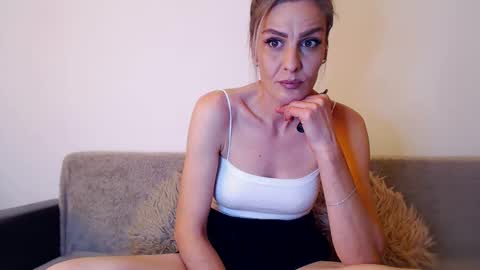 Snapshot of hornygirllx chatting on April 27, 2026, 12:25 pm AshlineKatte online show from April 27, 2026, 12:25 pm