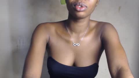 Snapshot of hornyslut_xx chatting on June 14, 2026, 8:05 am Bella online show from June 14, 2026, 8:05 am