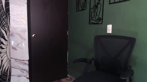 Snapshot of hot_chocolate_4u chatting on June 20, 2026, 3:48 pm hot chocolate 4u online show from June 20, 2026, 3:48 pm