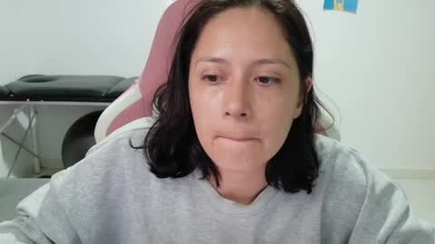 Snapshot of hot_mommymia chatting on July 8, 2026, 12:37 am Mia online show from July 8, 2026, 12:37 am