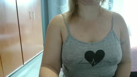 Snapshot of hot_wiffe chatting on December 17, 2025, 10:21 am couple without tabus online show from December 17, 2025, 10:21 am