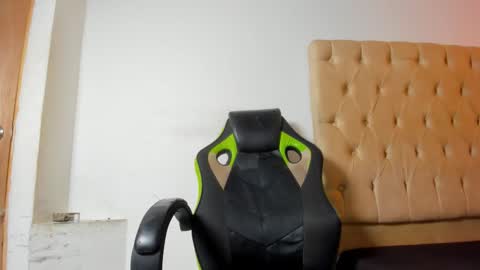 hotblosson online show from November 5, 2025, 1:44 pm