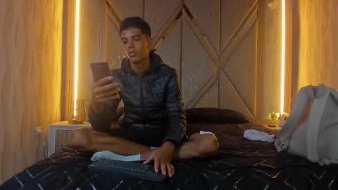 hotcouple_222 online show from November 24, 2025, 7:41 am