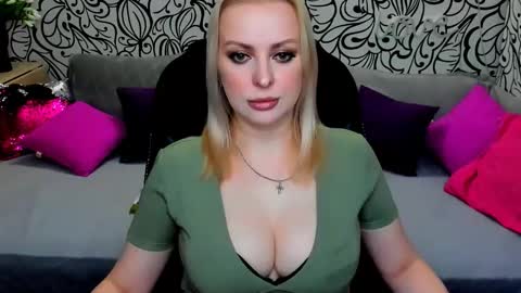 Snapshot of hotdreamhere chatting on September 19, 2025, 2:18 pm Alice online show from September 19, 2025, 2:18 pm