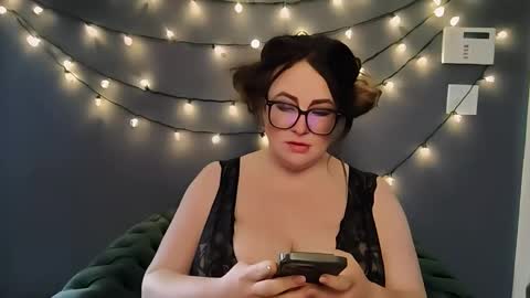 hothousewife333 online show from April 11, 2026, 3:05 pm