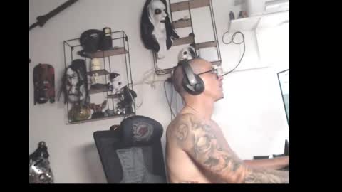 hotkinkytat online show from April 13, 2026, 11:16 am