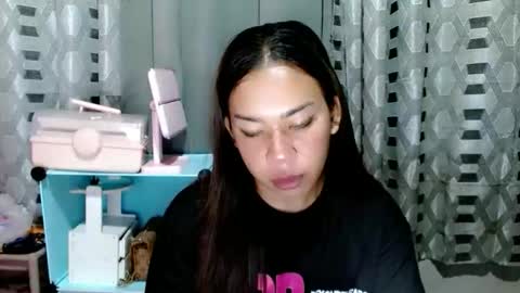 nika  online show from October 19, 2025, 1:23 pm