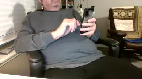 Snapshot of hottop_1981 chatting on December 14, 2024, 2:45 am Hottop 1981 online show from December 14, 2024, 2:45 am