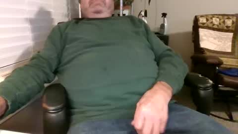 Snapshot of hottop_1981 chatting on December 28, 2024, 2:33 am Hottop 1981 online show from December 28, 2024, 2:33 am